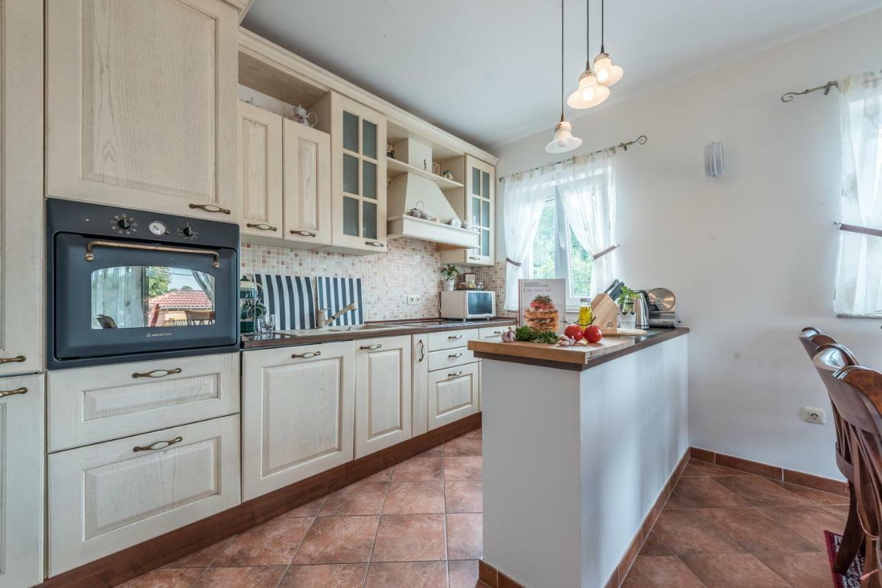 Apartments Jelavic Sutomiscica エクステリア 写真