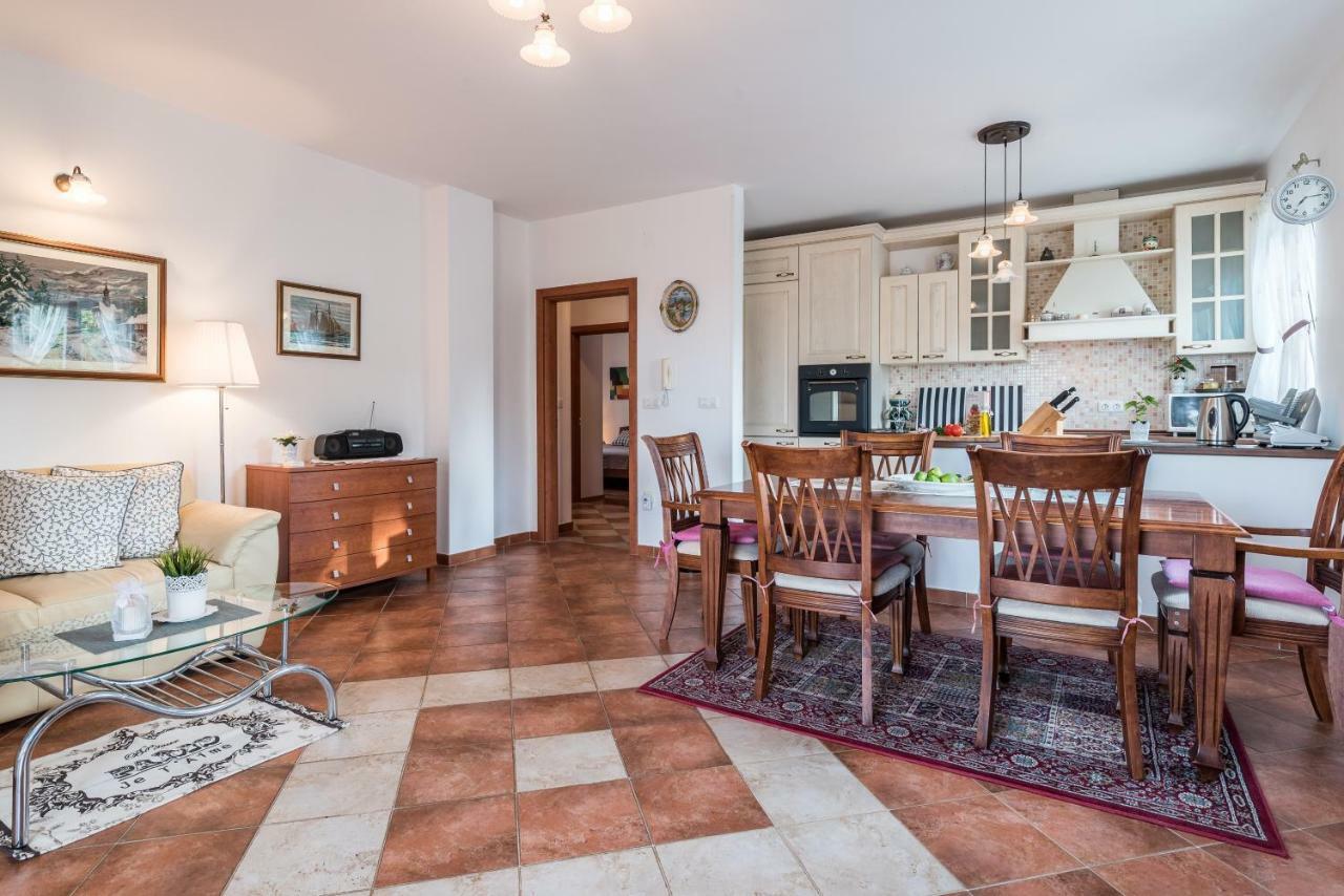 Apartments Jelavic Sutomiscica エクステリア 写真